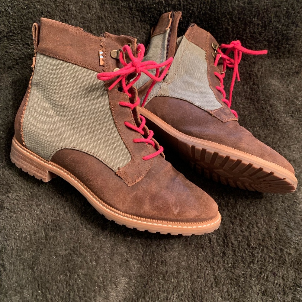 Toms boot brown and green with red shoestrings.  Like new, worn very little.